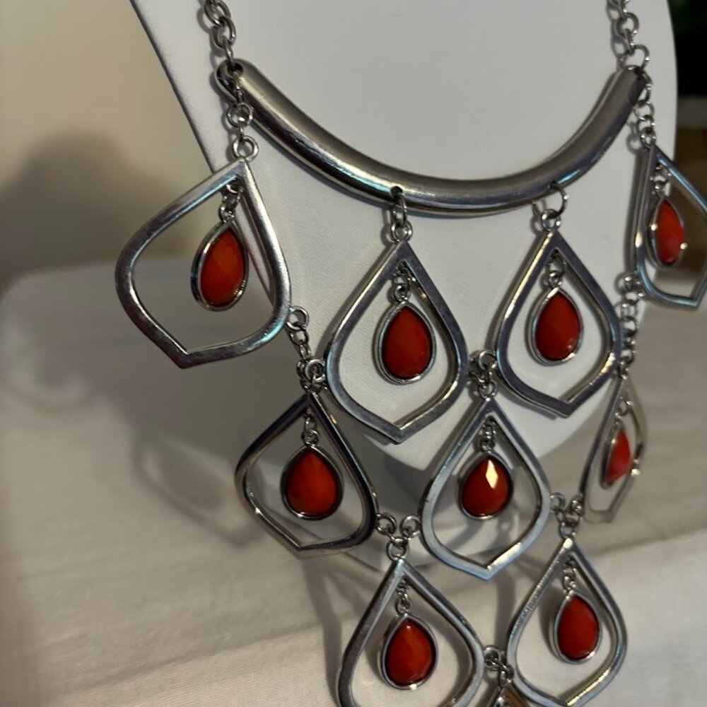 Beautiful and Unusual Red Color Necklace (21") in Silver Tone - Picture 2 of 14
